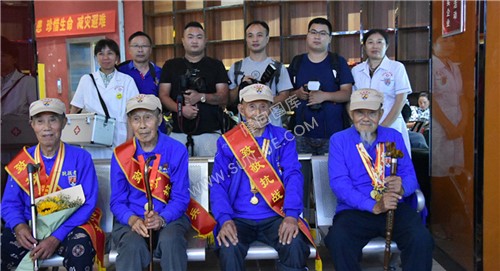 参加活动的新闻媒体工作者及医务人员与老兵爷爷合影