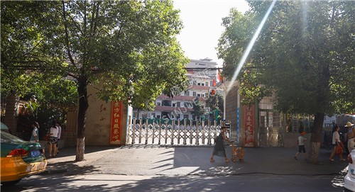 学校大门