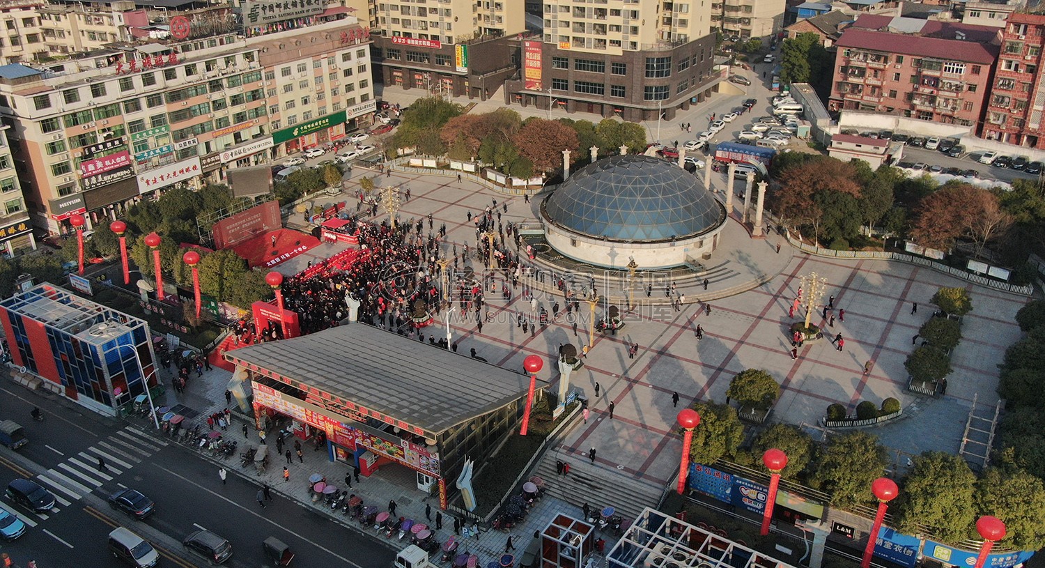 九龙广场举行开业仪式