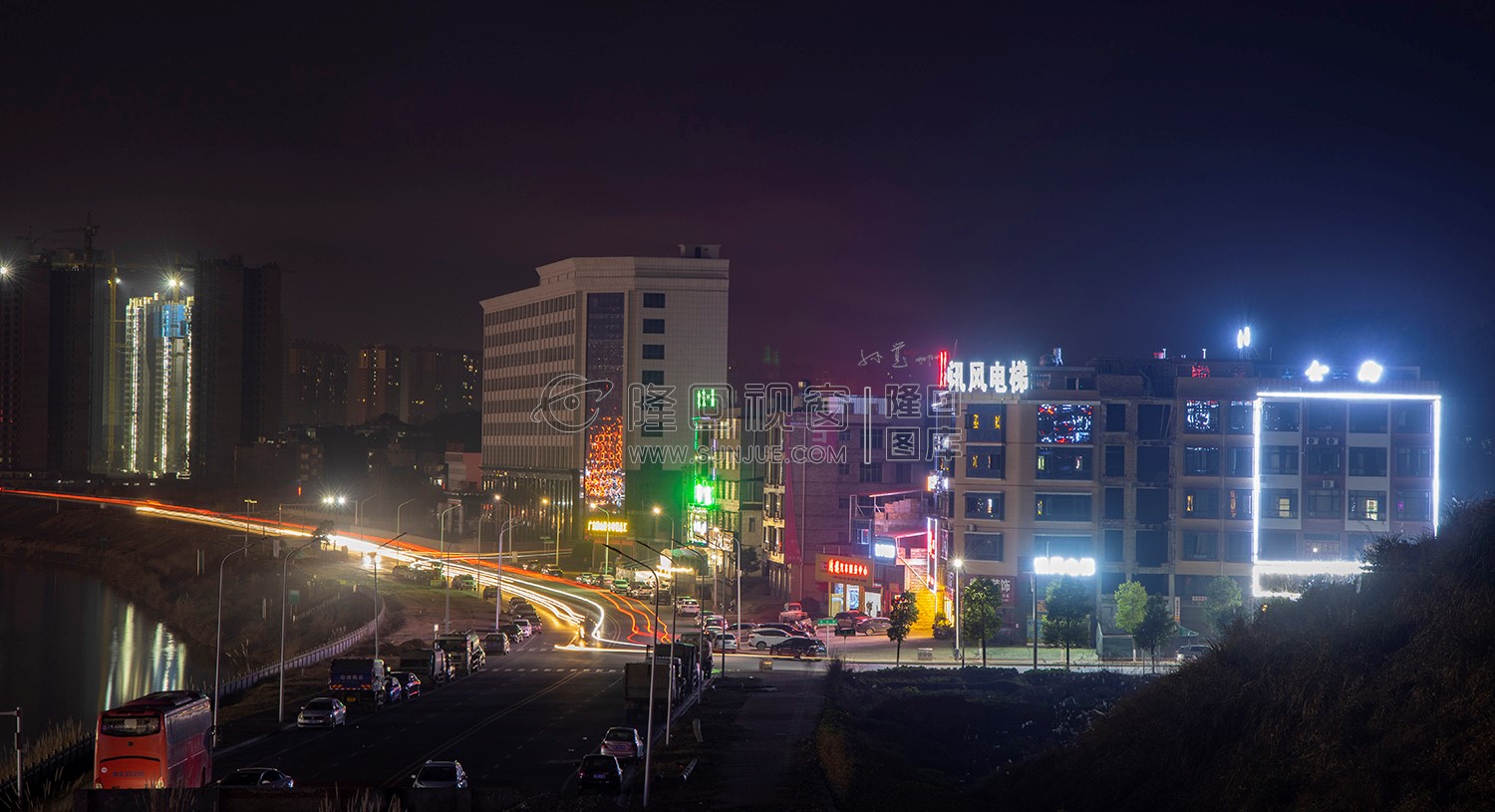 沿河路往二桥岔路口