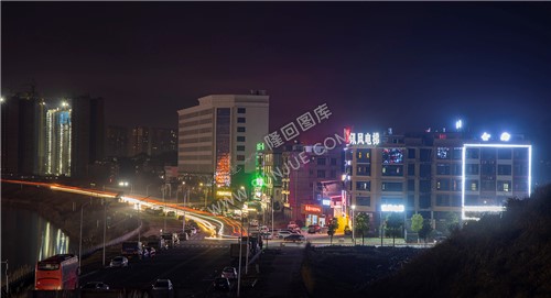 沿河路往二桥岔路口