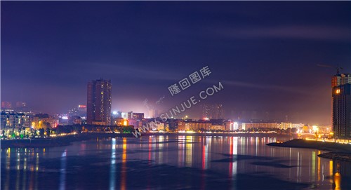 往大桥方向拍县城河畔夜景