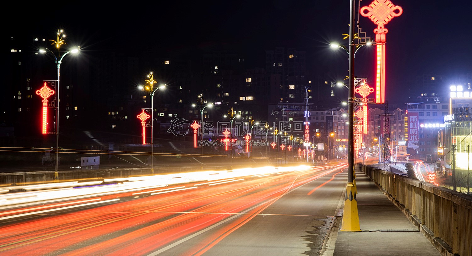 桥上的车灯成了光条线