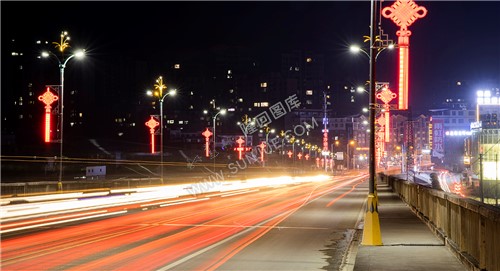 桥上的车灯成了光条线