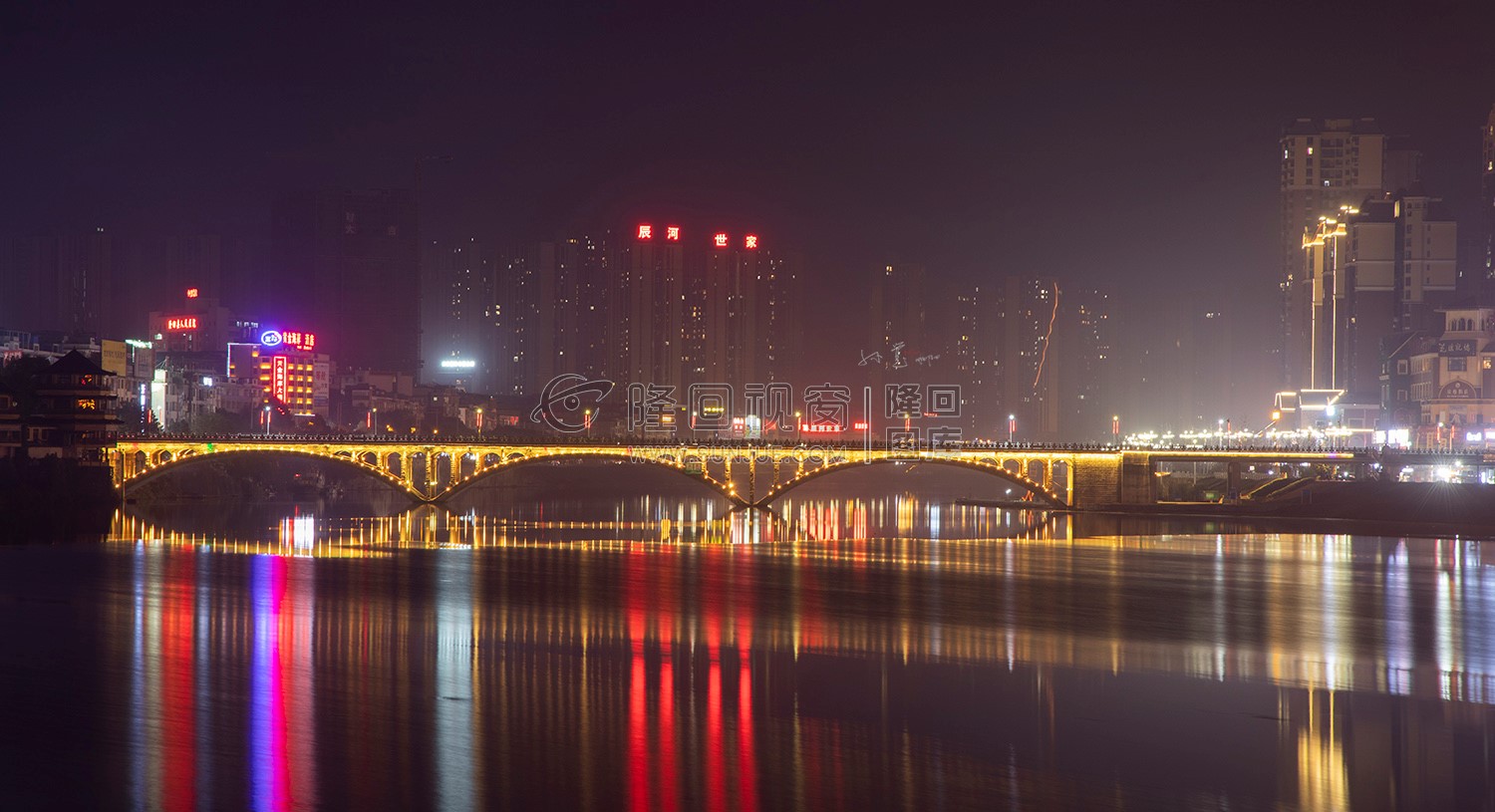 大桥打开了彩灯