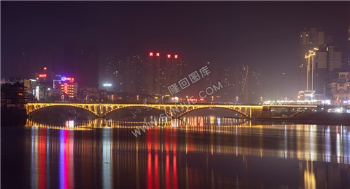 大桥打开了彩灯