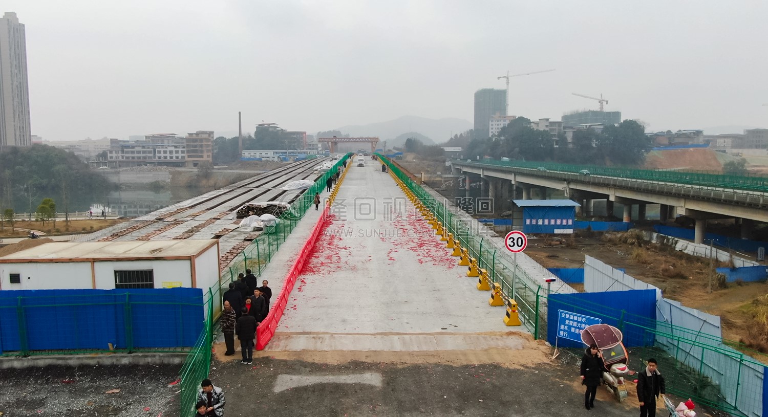 隆回紫霞园大桥单边通车