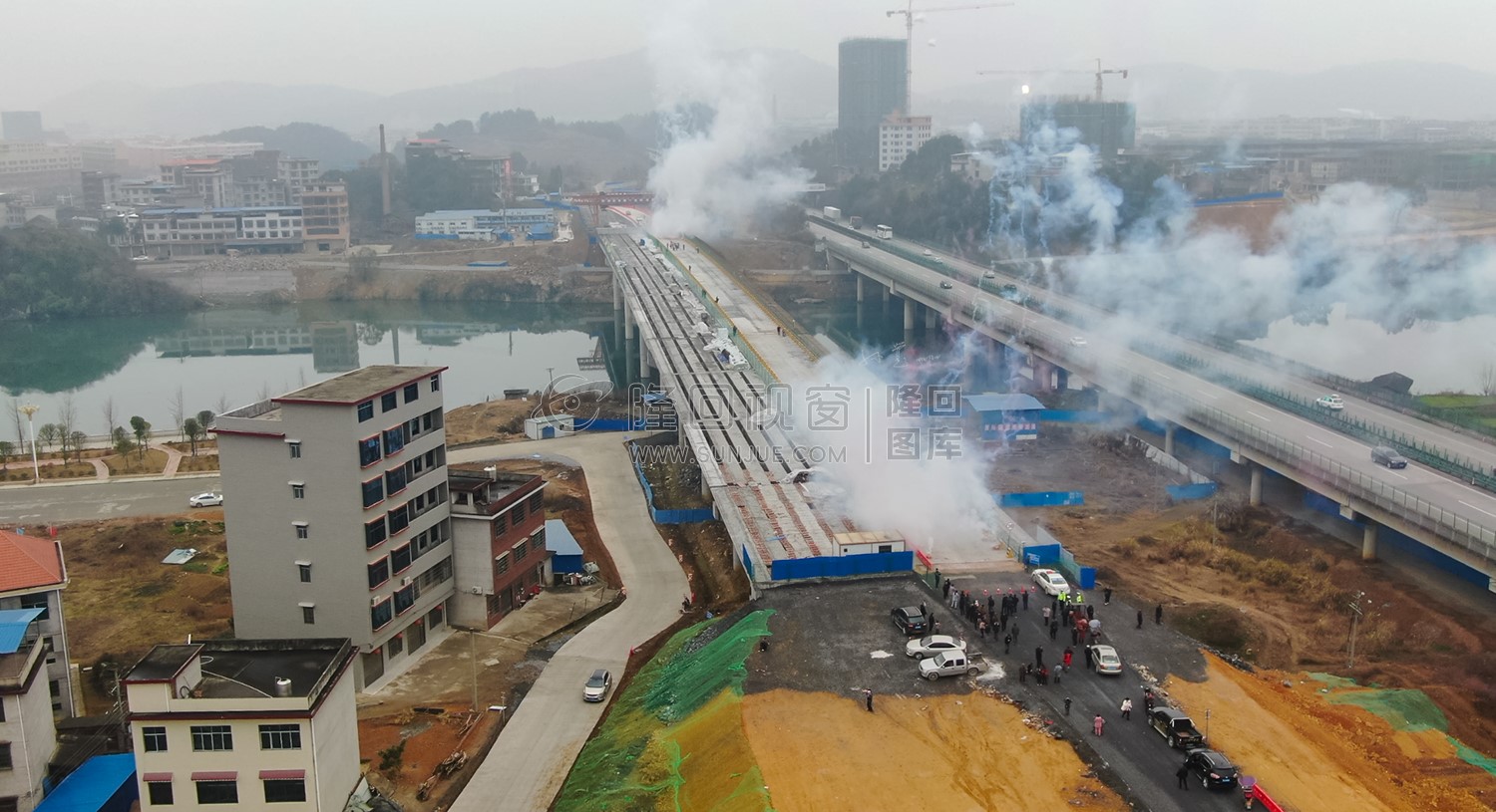 通车仪式放烟花