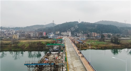 附近村民在桥上通行