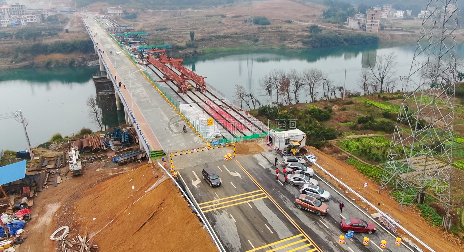 人们在桥上行走