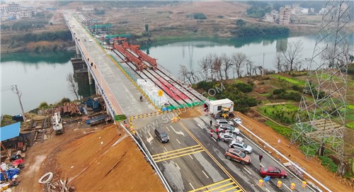 人们在桥上行走