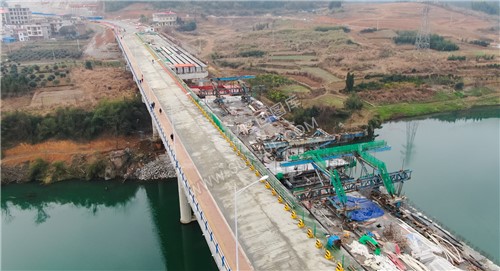 村民在桥上通行