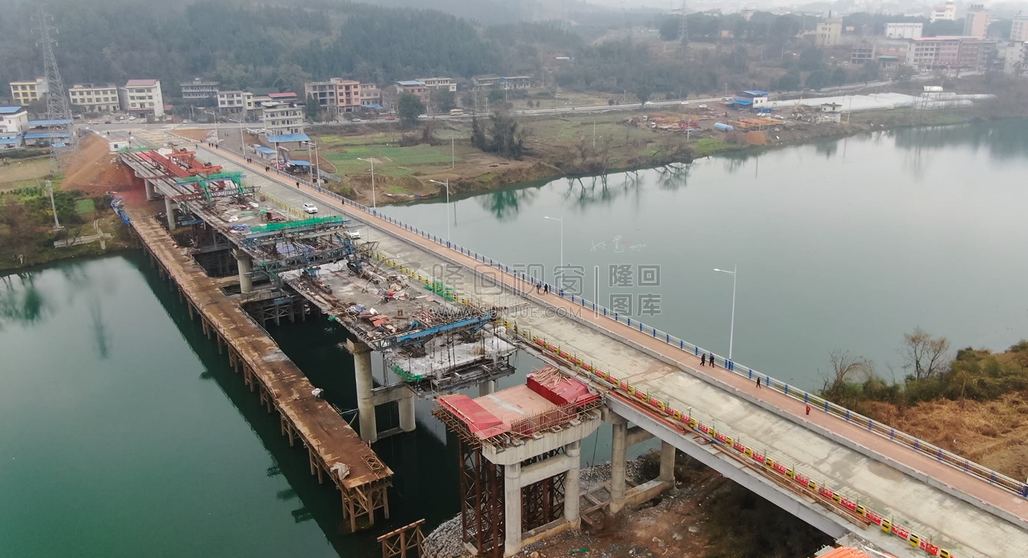 另一边还在施工