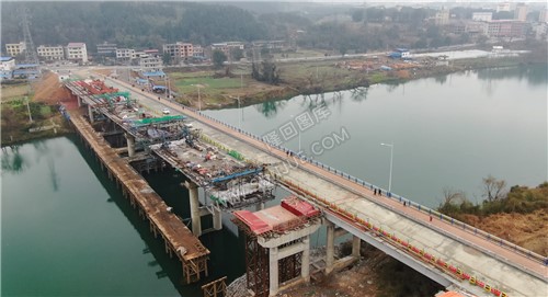 另一边还在施工