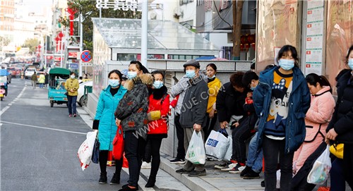 等公交车的市民