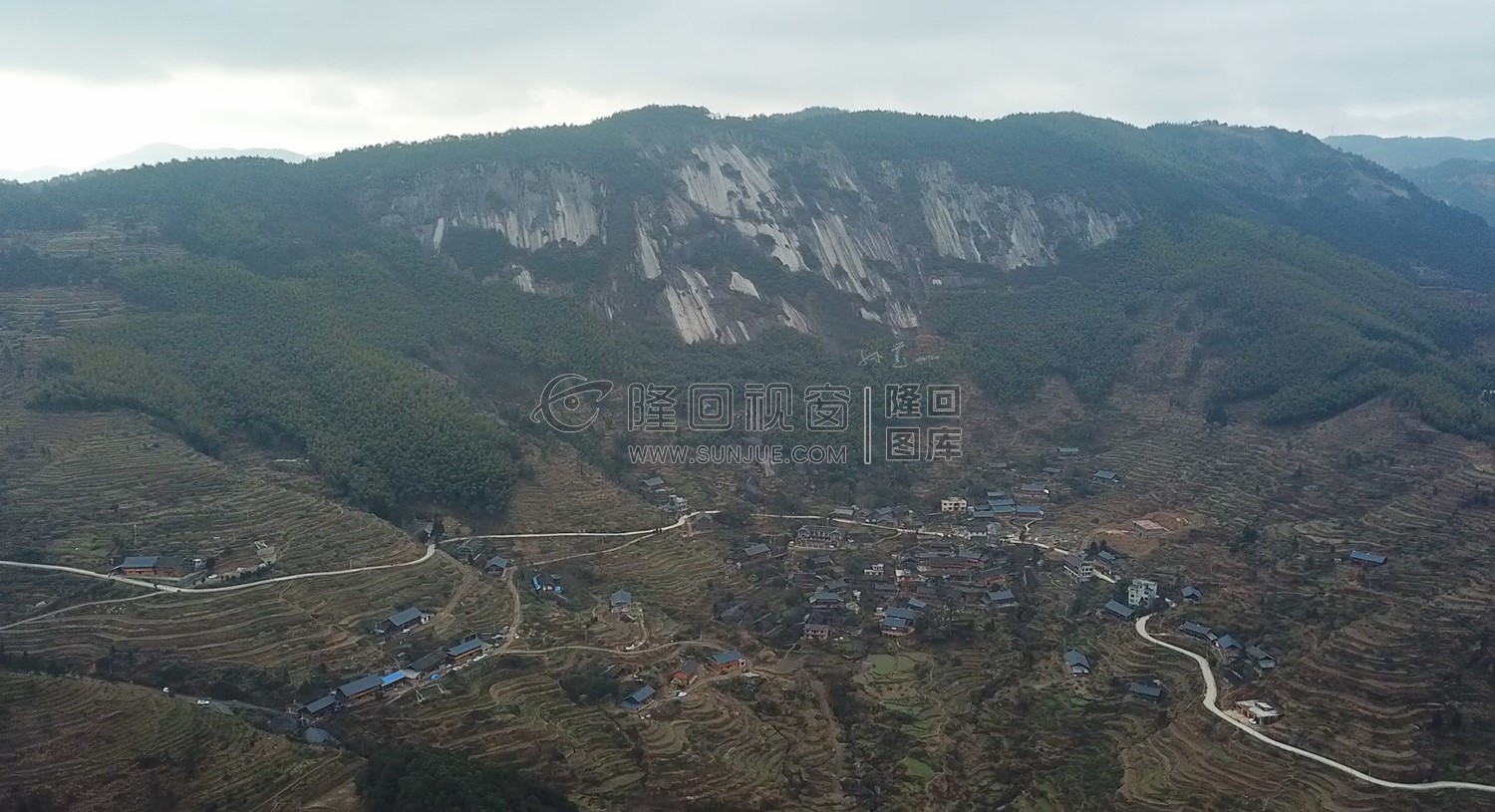 大托石瀑下的村落