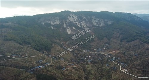 大托石瀑下的村落