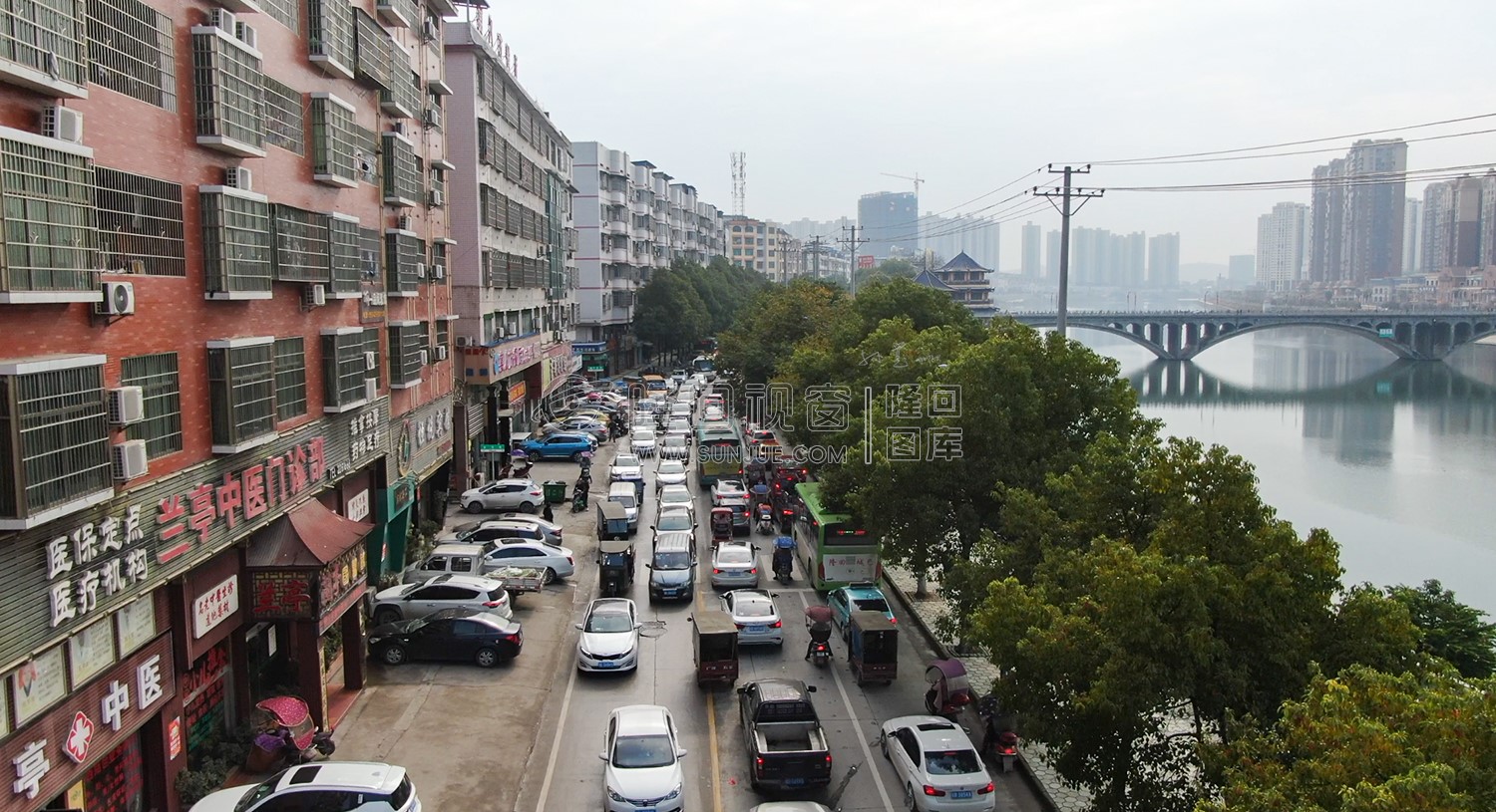 沿江路交通拥堵