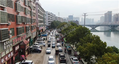 沿江路交通拥堵