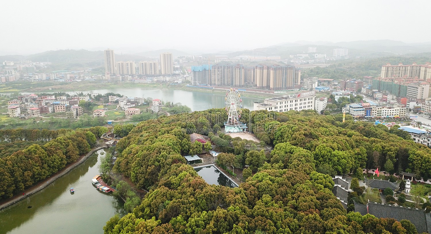 公园山顶水池与摩天轮