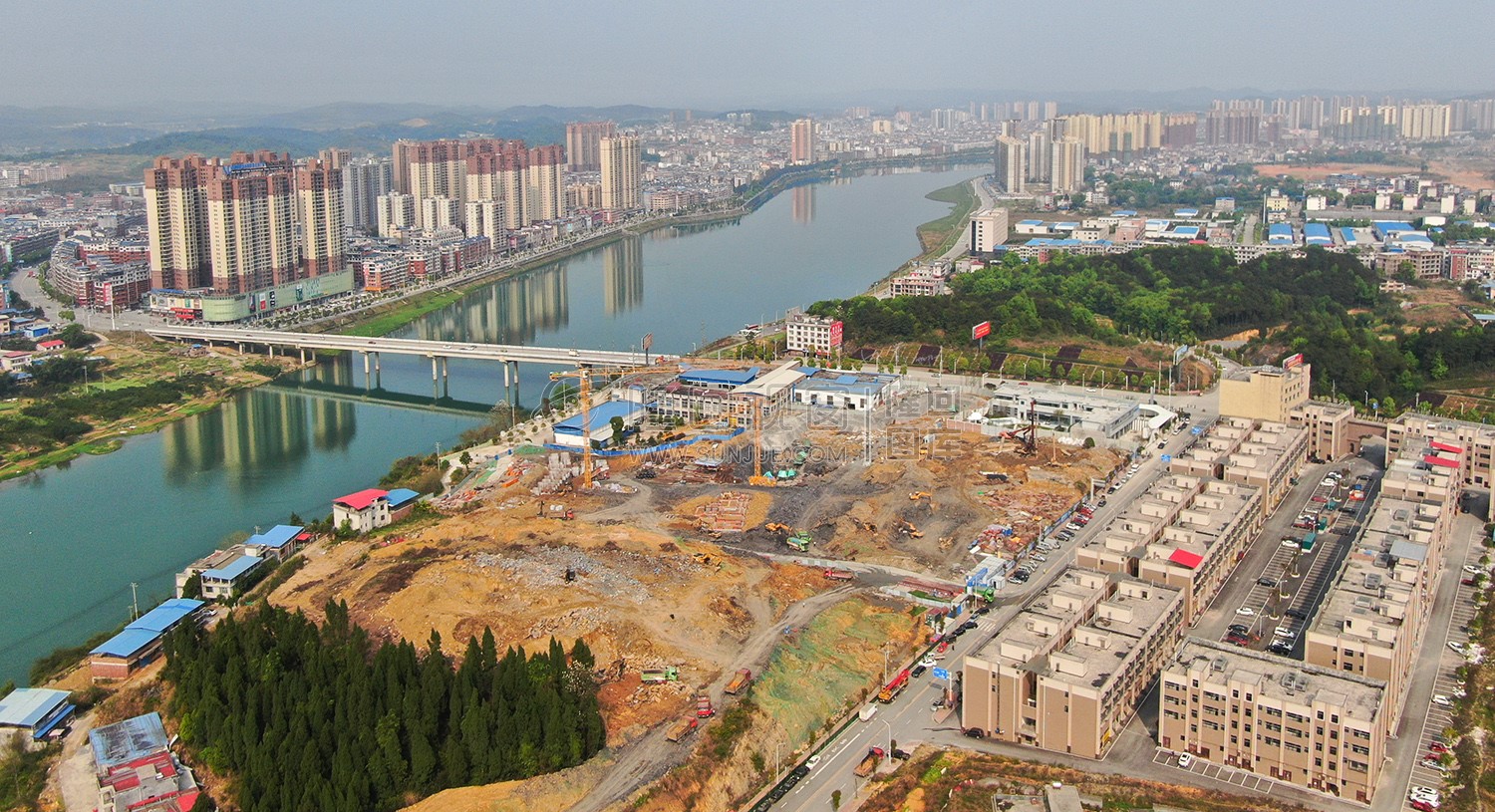 隆回二桥旁的天玺湾