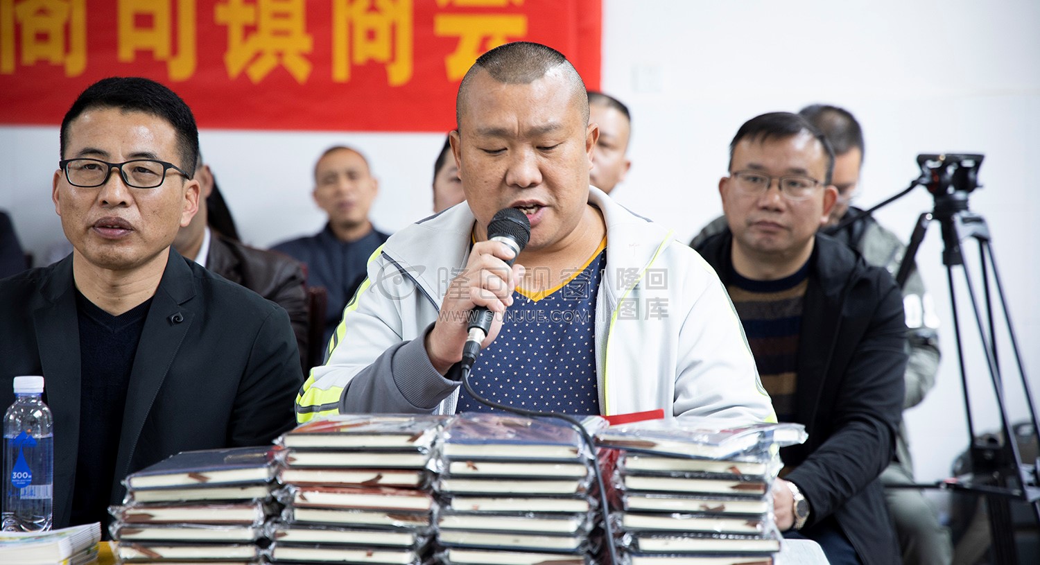 学校领导刘银平发言