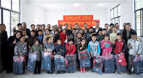 学生与爱心人士领导们合影