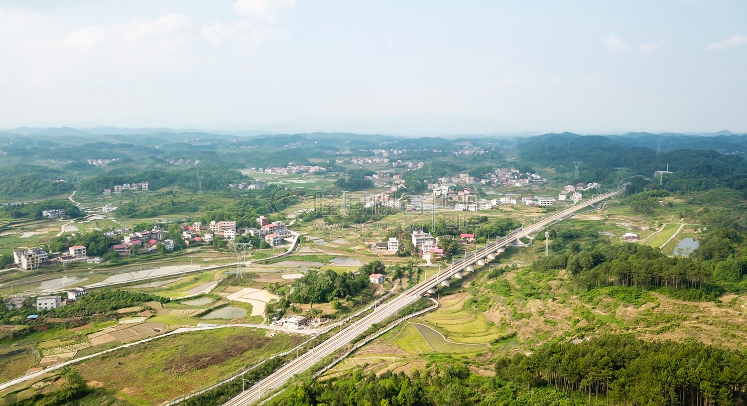 横跨路上的高铁线