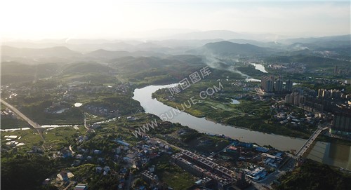 左边三阁司五里中学方向 右边西城首府