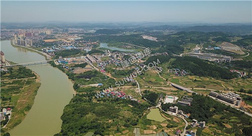 三阁司五里中学方向看城南三八水库