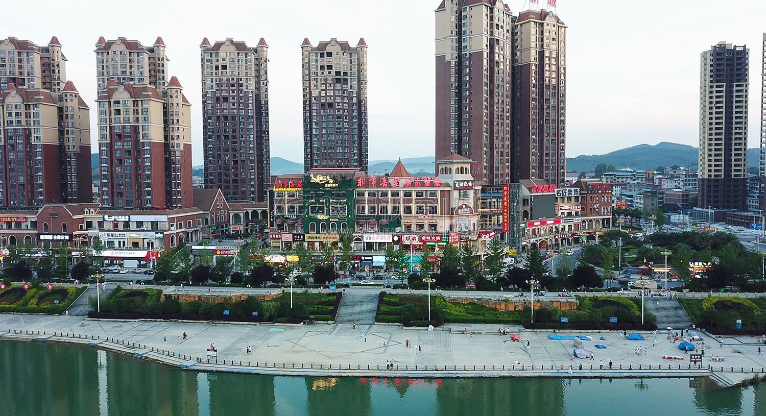 巴黎新城与河边广场风光