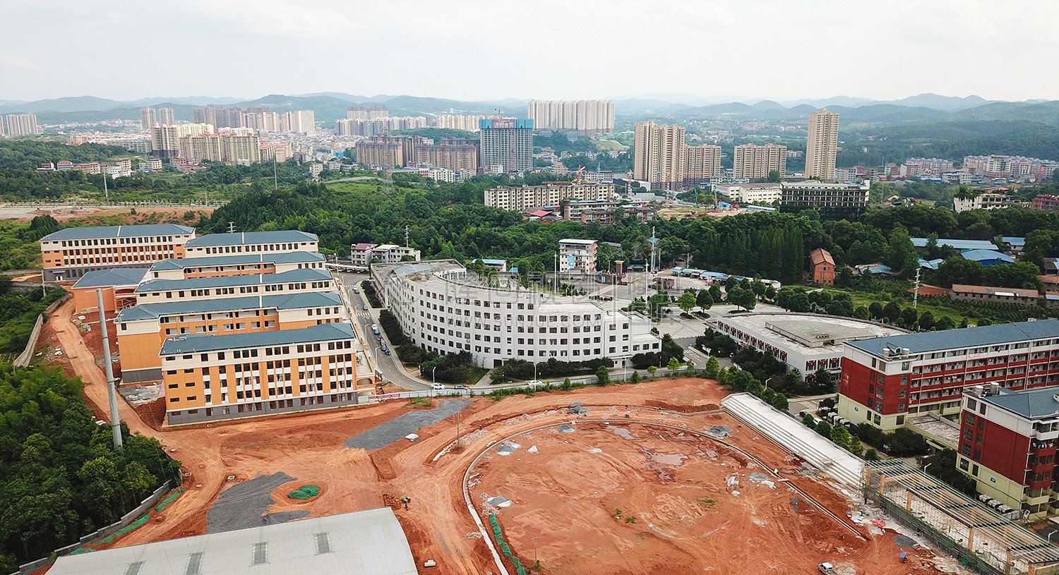 学校操场修建中