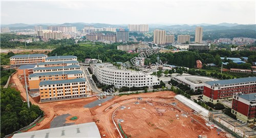 学校操场修建中