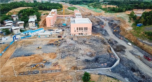 学校操场方向看