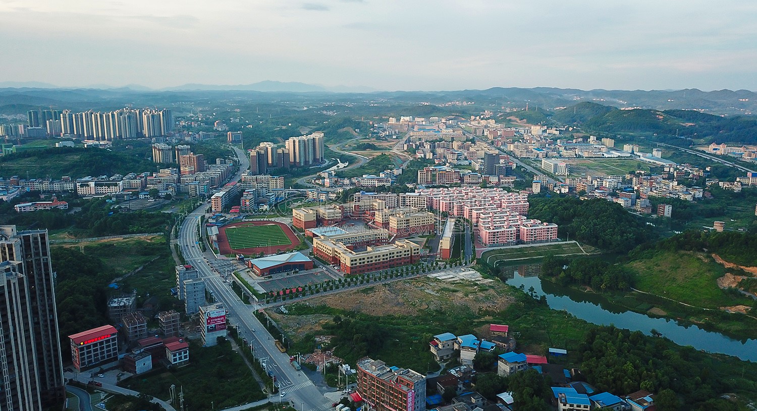 付龙江旁的学校