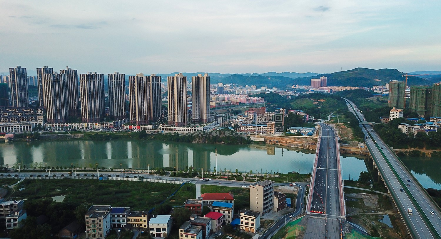 旁边为沪昆高速桥