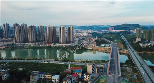 旁边为沪昆高速桥