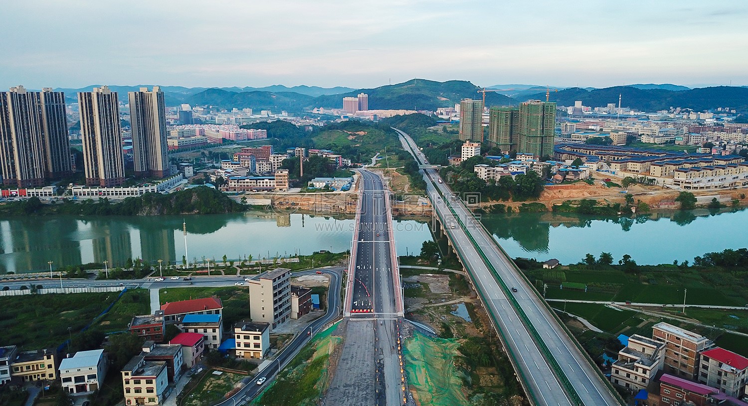 旁边为沪昆高速桥