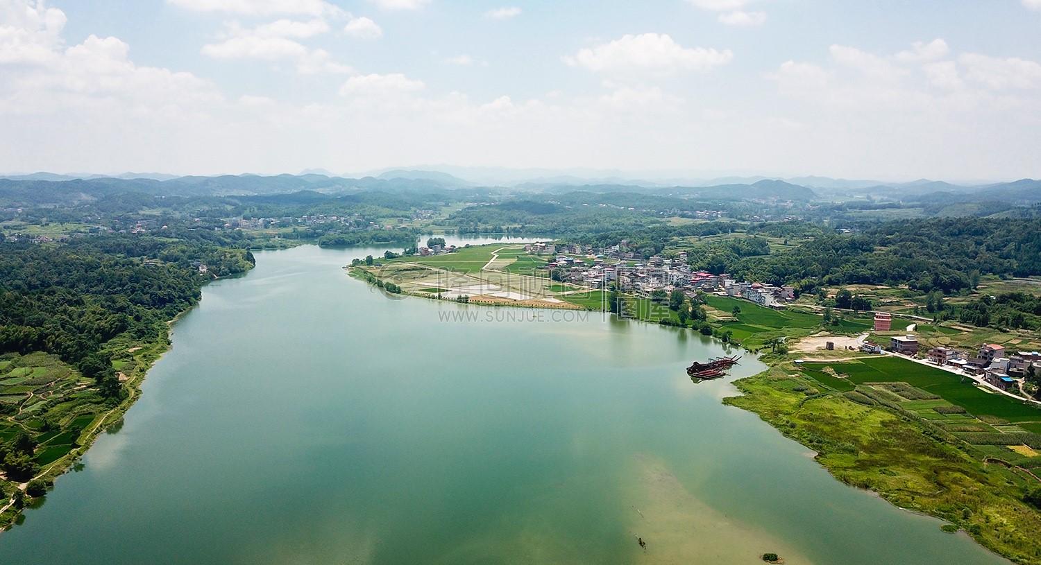赧水河畔的村庄