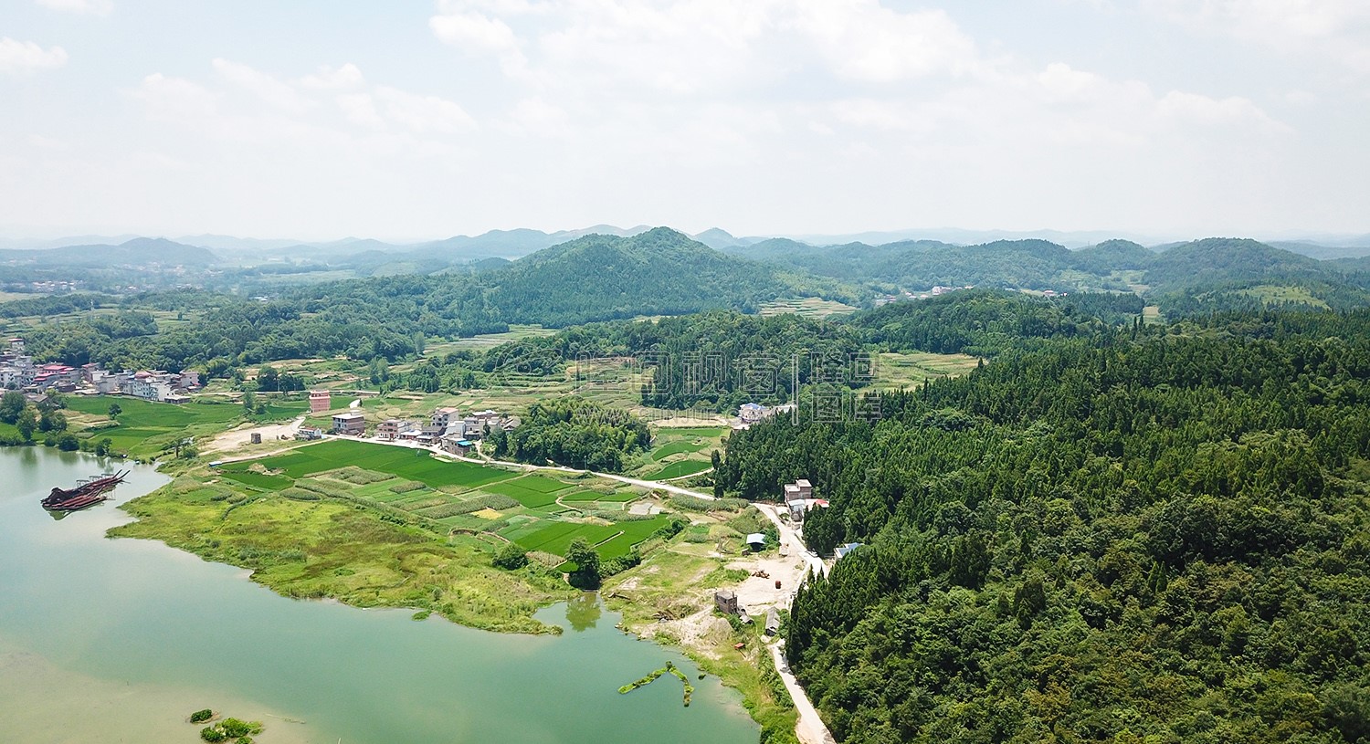 赧水河畔的村庄