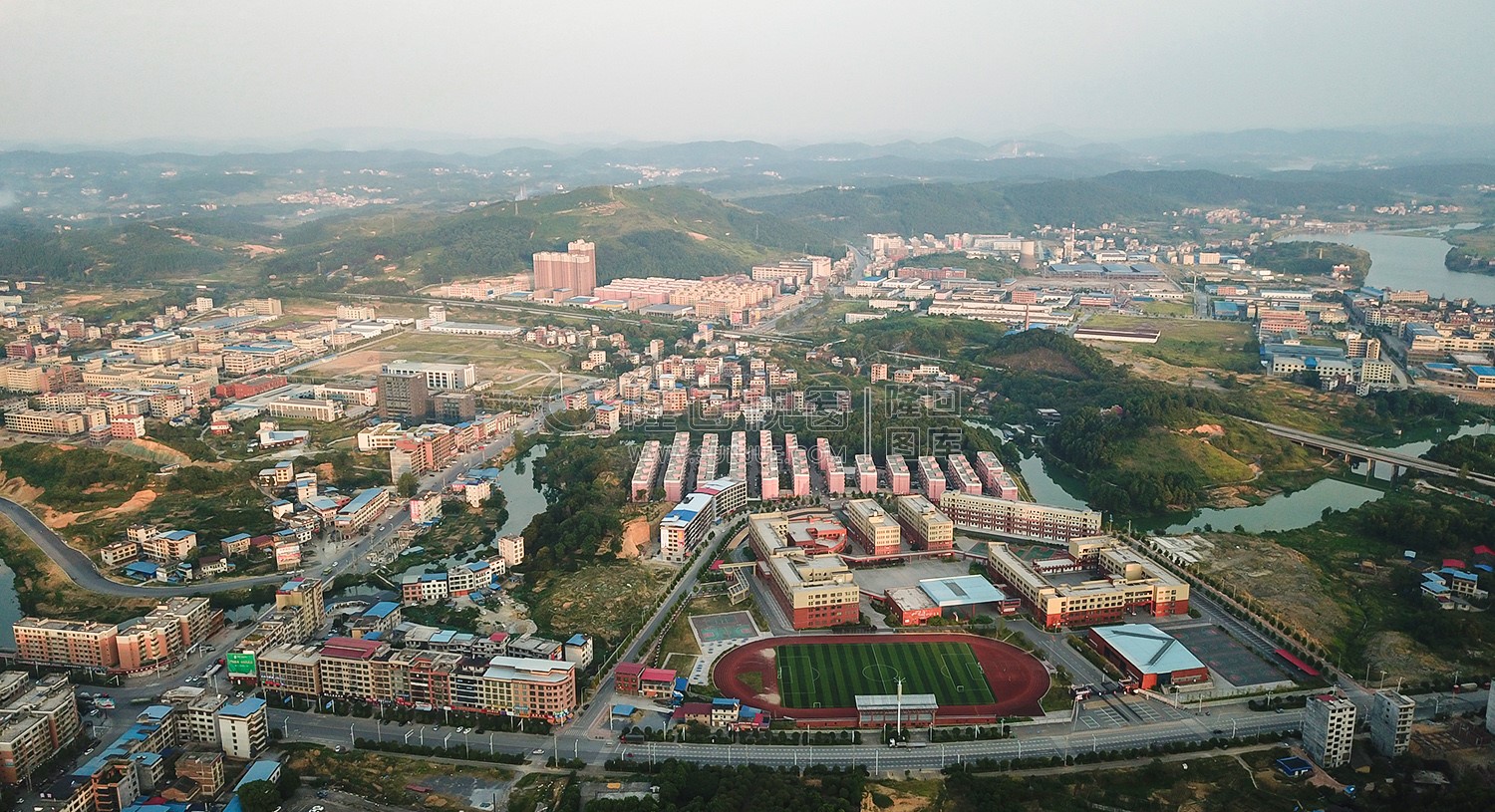 隆回思源学校，扶贫搬迁小区