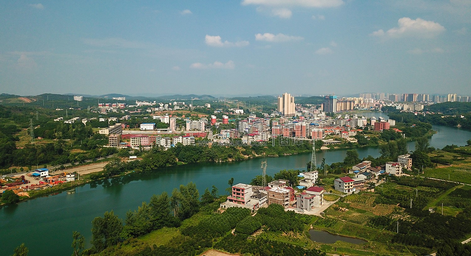 赧水河畔旁的二中