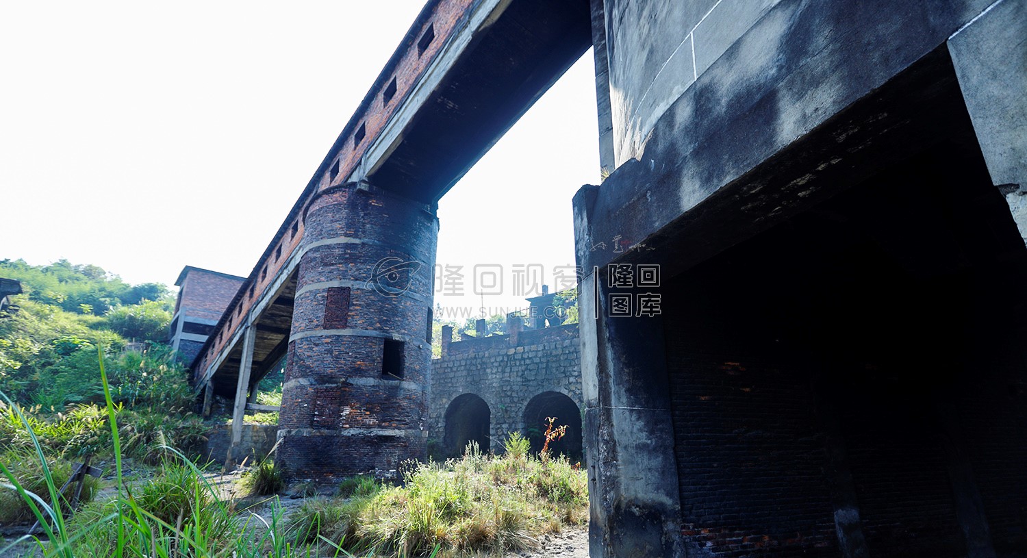 装卸区，矿洞口