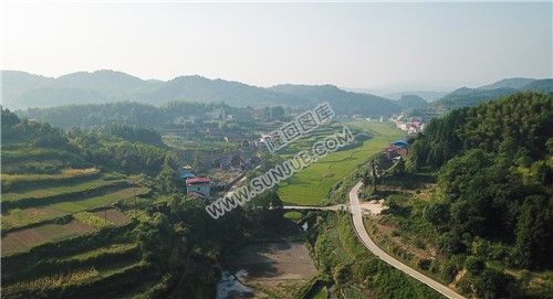 矿兴桥方向看煤矿