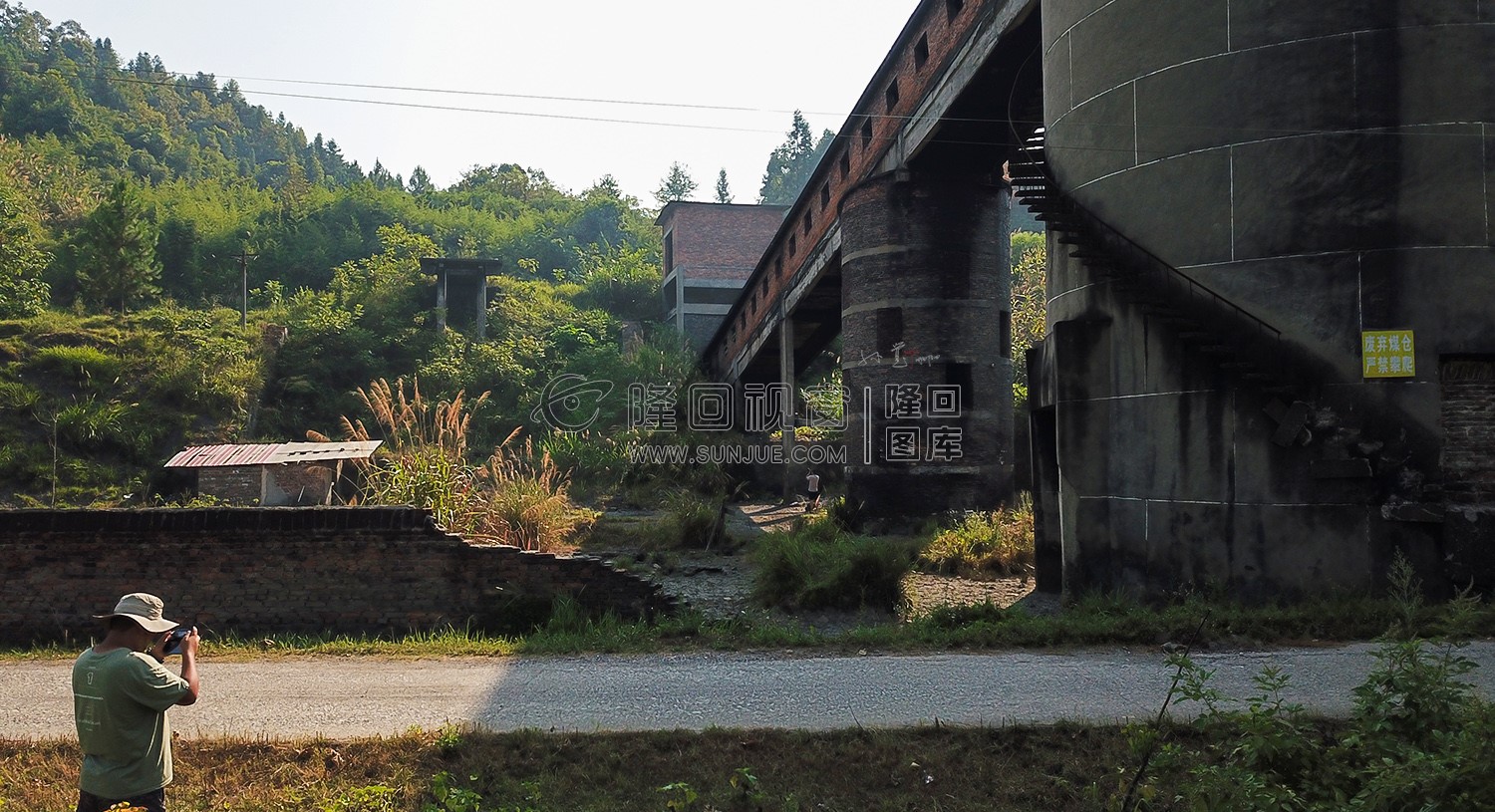 装卸区，矿洞口