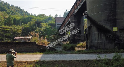 装卸区，矿洞口