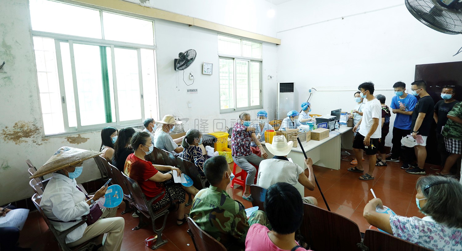 隆回方仓医院老法院里接种新冠疫苗
