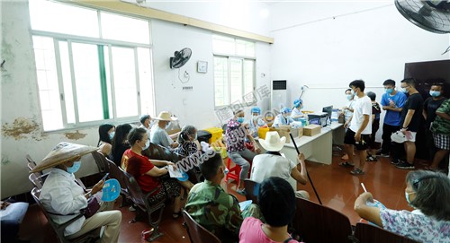 隆回方仓医院老法院里接种新冠疫苗