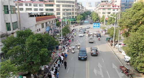 外面排队接种的市民