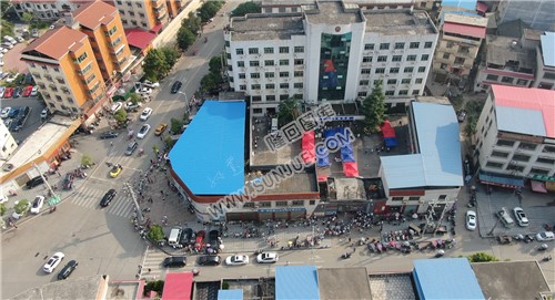 紫霞园红绿灯排队接种的市民